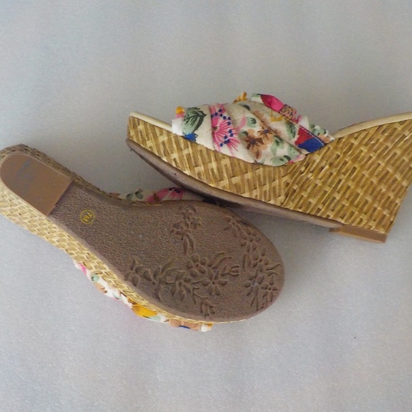 SOLD Multi Color Fabric Platform Sandals NEW - Picture 5 of 8